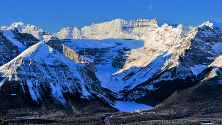 Lake_Louise_area_from_Ski_Louise